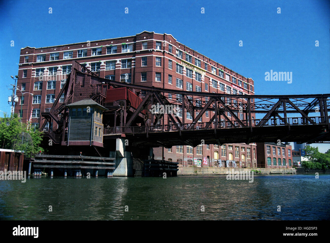 Xviii Street bridge e un secolo vecchio brick warehouse sul ramo meridionale del fiume Chicago. Foto Stock