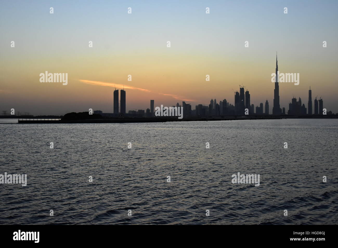 Dubai traghetto alla sera vista canale di Dubai, Emirati Arabi Uniti Foto Stock