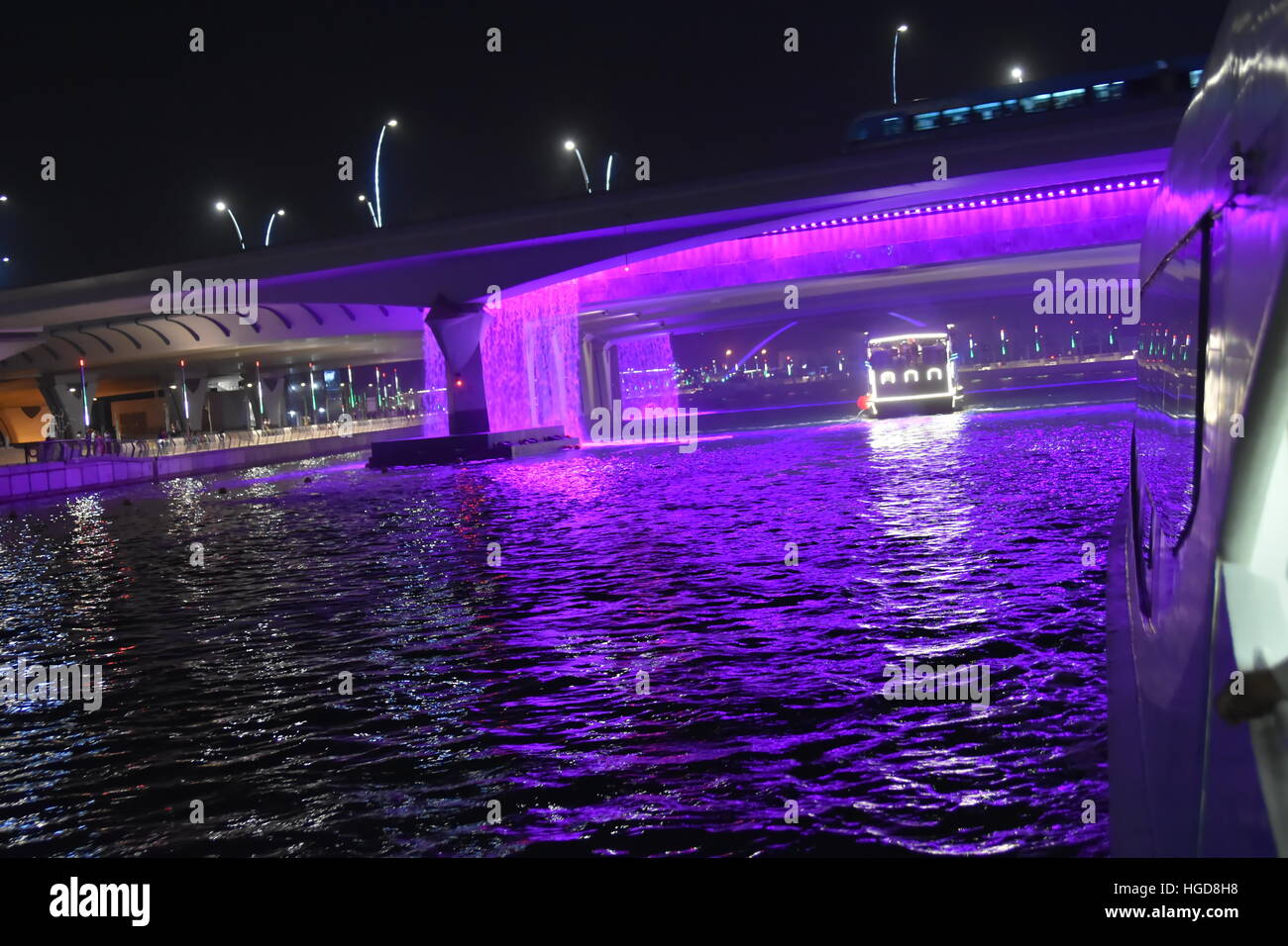 Dubai traghetto alla sera vista canale di Dubai, Emirati Arabi Uniti Foto Stock