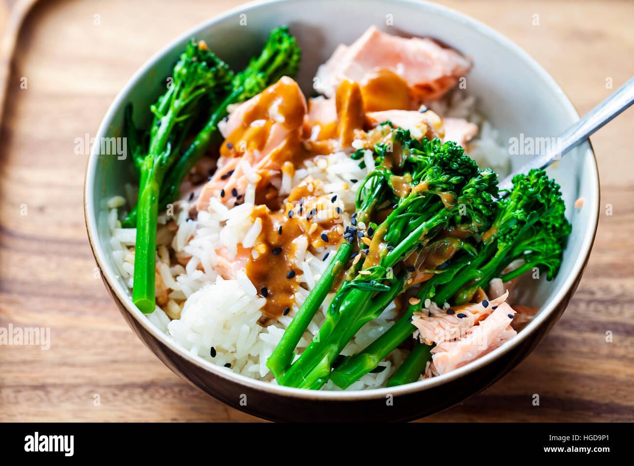 Salmone bollito con riso, broccoli e salsa di miso Foto Stock