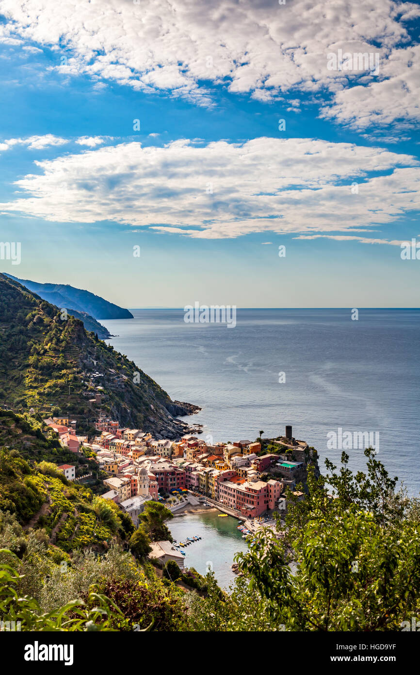 Vernazza, uno dei cinque villaggi nel Parco Nazionale delle Cinque Terre ed è un sito Patrimonio Mondiale dell'UNESCO sulla Riviera Italiana Foto Stock