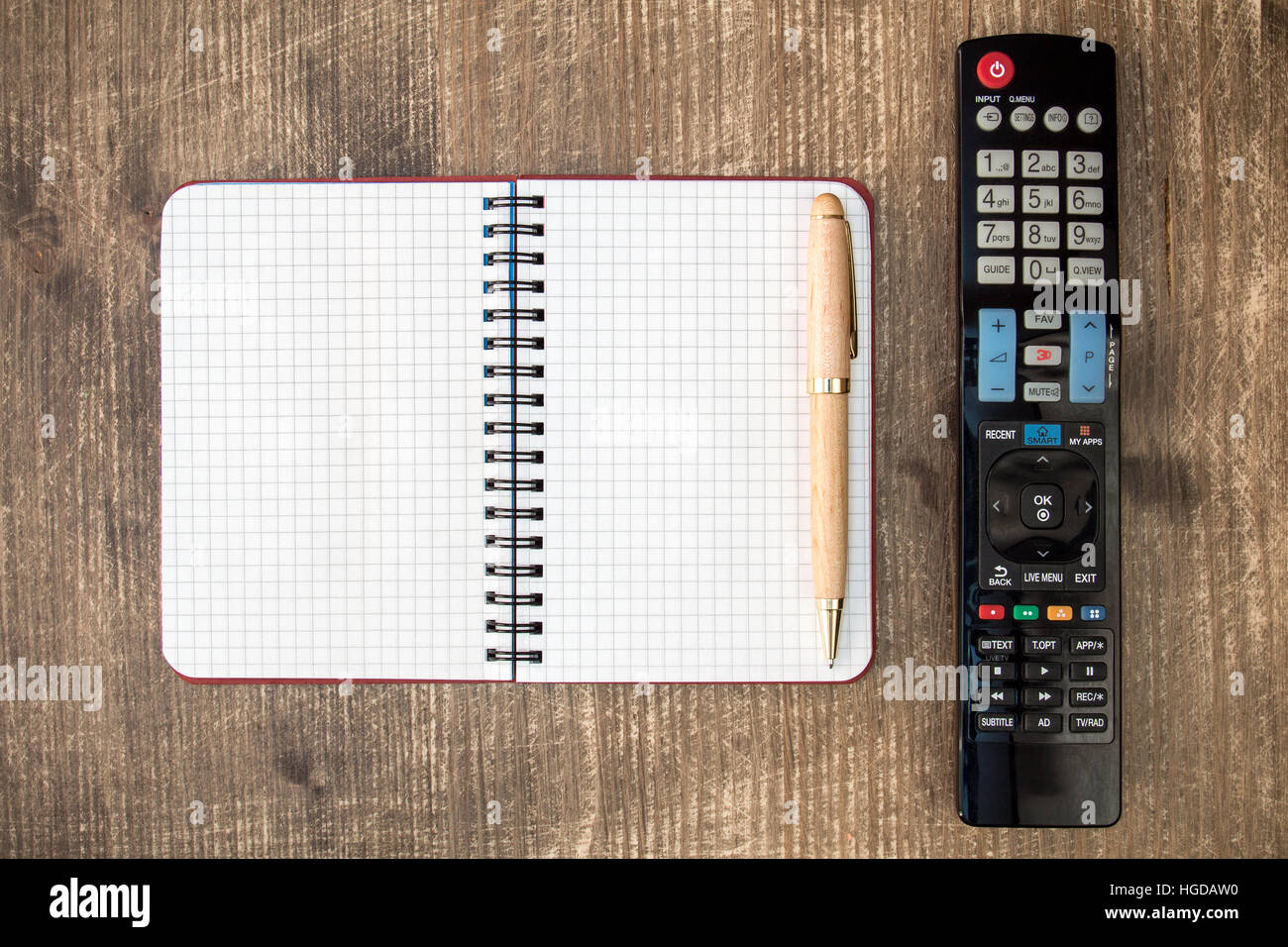 Tv con telecomando e blank notebook per copia-spazio Foto Stock