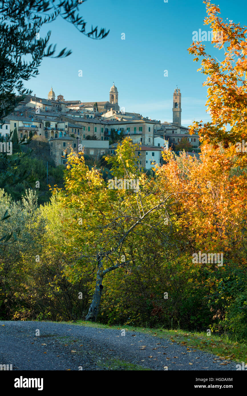 Vista autunnale della città medievale di Montalcino, Toscana, Italia Foto Stock