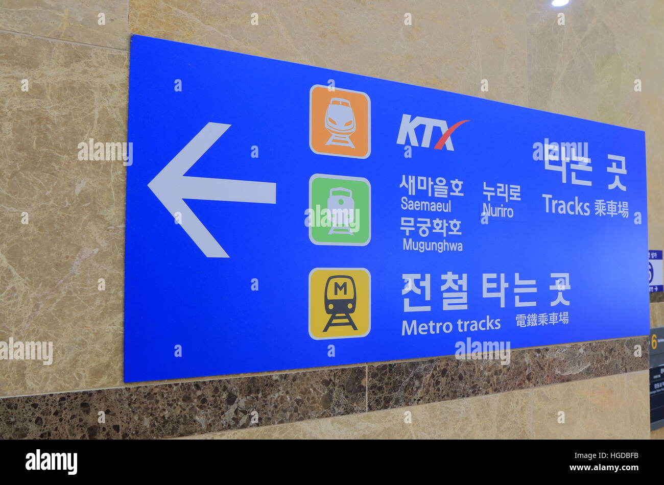 La scheda Informazioni visualizza le indicazioni per KTX, stazione ferroviaria e metropolitana di Seul in Corea del Sud. Foto Stock