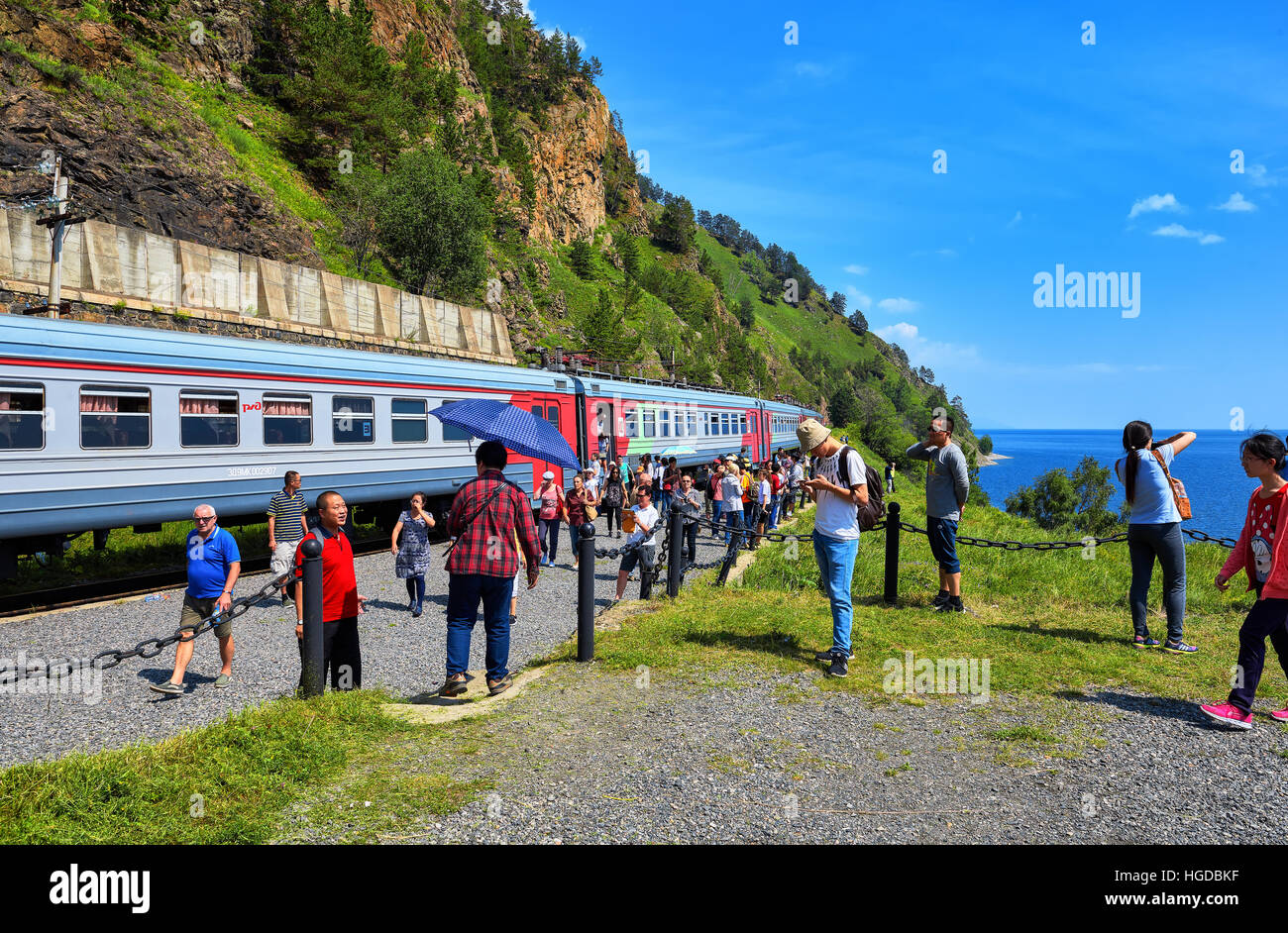 KIRKIREY, Regione di Irkutsk, Russia - Luglio, 29,2016: Baikal Express. Turisti provenienti da diversi paesi di visitare le attrazioni turistiche di Circum-Baikal ferrovia. Arresto Foto Stock