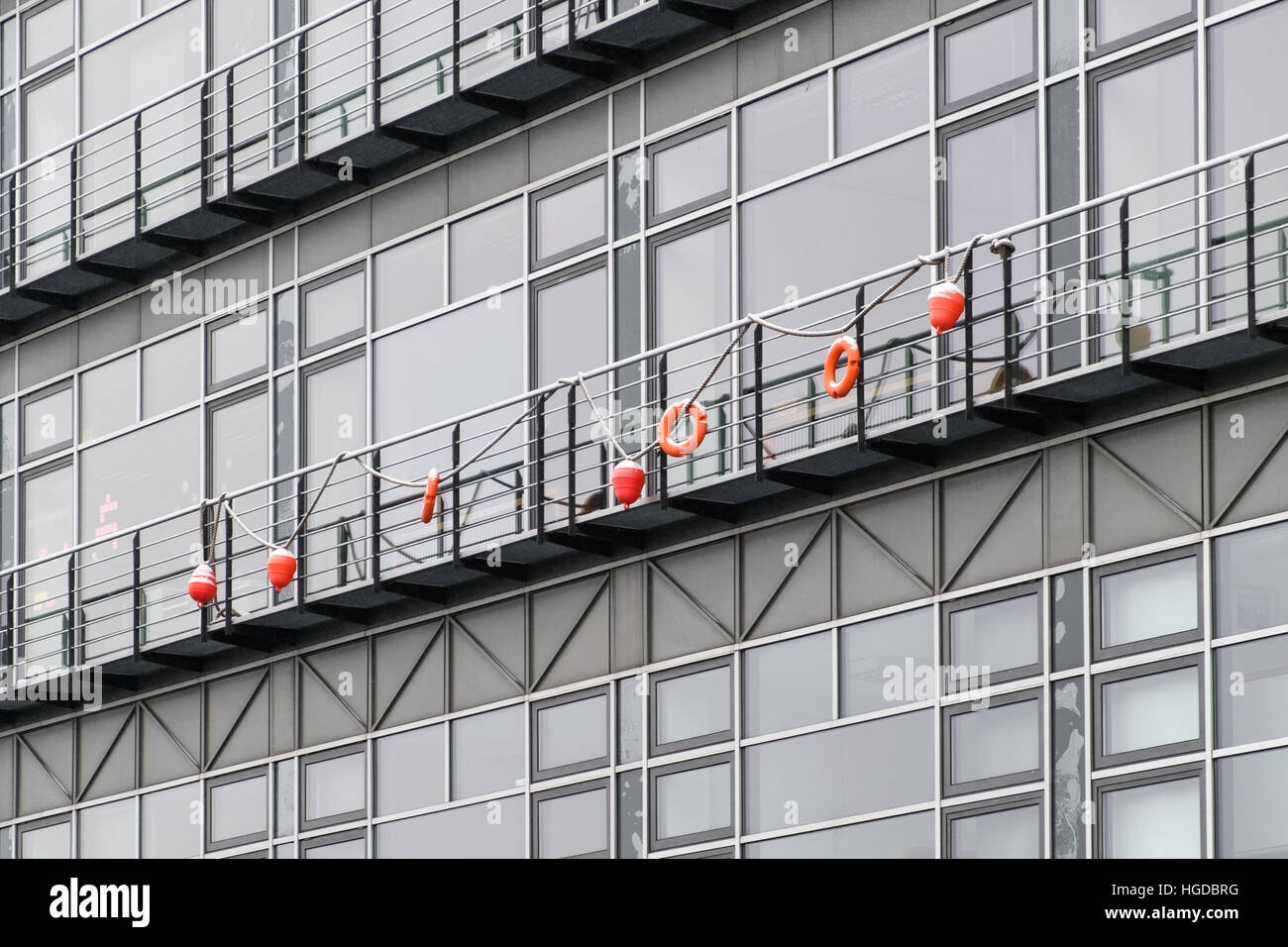 Ancora di salvezza la cinghia e la boa di sicurezza sul balcone Foto Stock