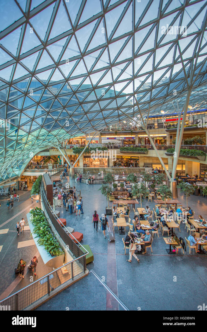 Zlote Tarasi centro shopping nella città di Varsavia Foto Stock