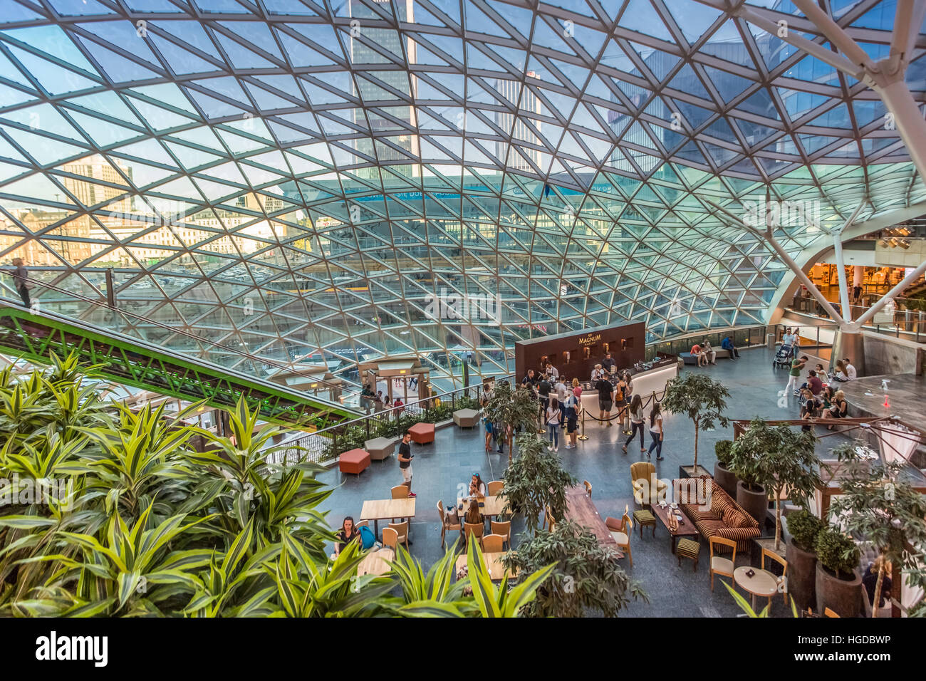 Zlote Tarasi centro shopping nella città di Varsavia Foto Stock