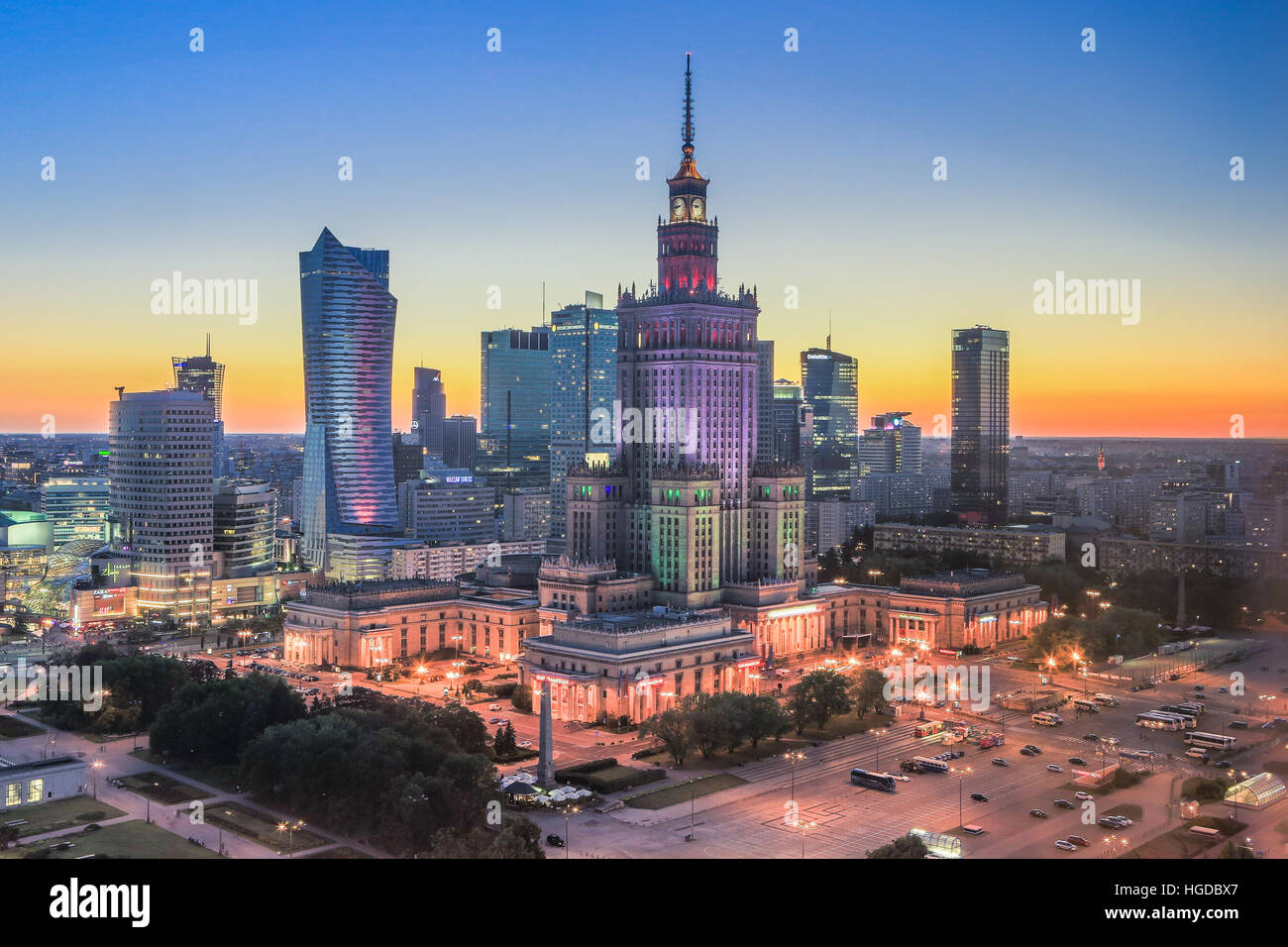 Skyline e Palazzo della Cultura e della scienza edificio nella città di Varsavia di notte Foto Stock