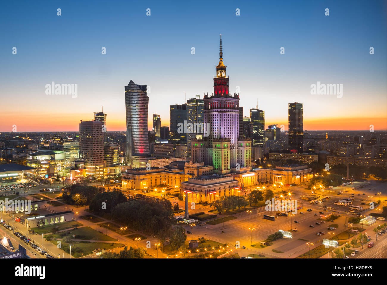 Skyline e Palazzo della Cultura e della scienza edificio nella città di Varsavia di notte Foto Stock