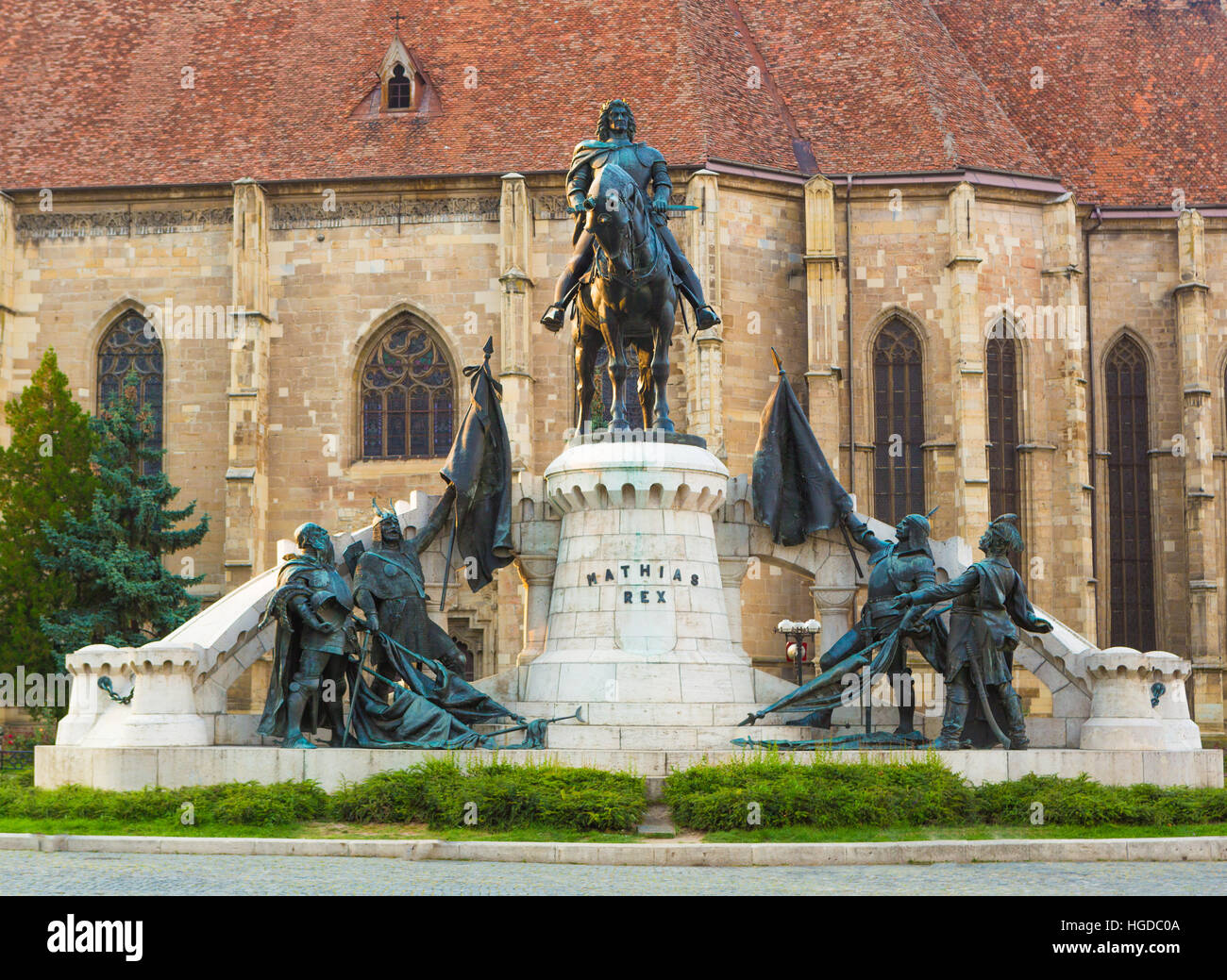 La Romania, Transilvania, Cluj Napoca City, Mathia Rex monumento, Chiesa di San Michele, Piazza Unirii Foto Stock