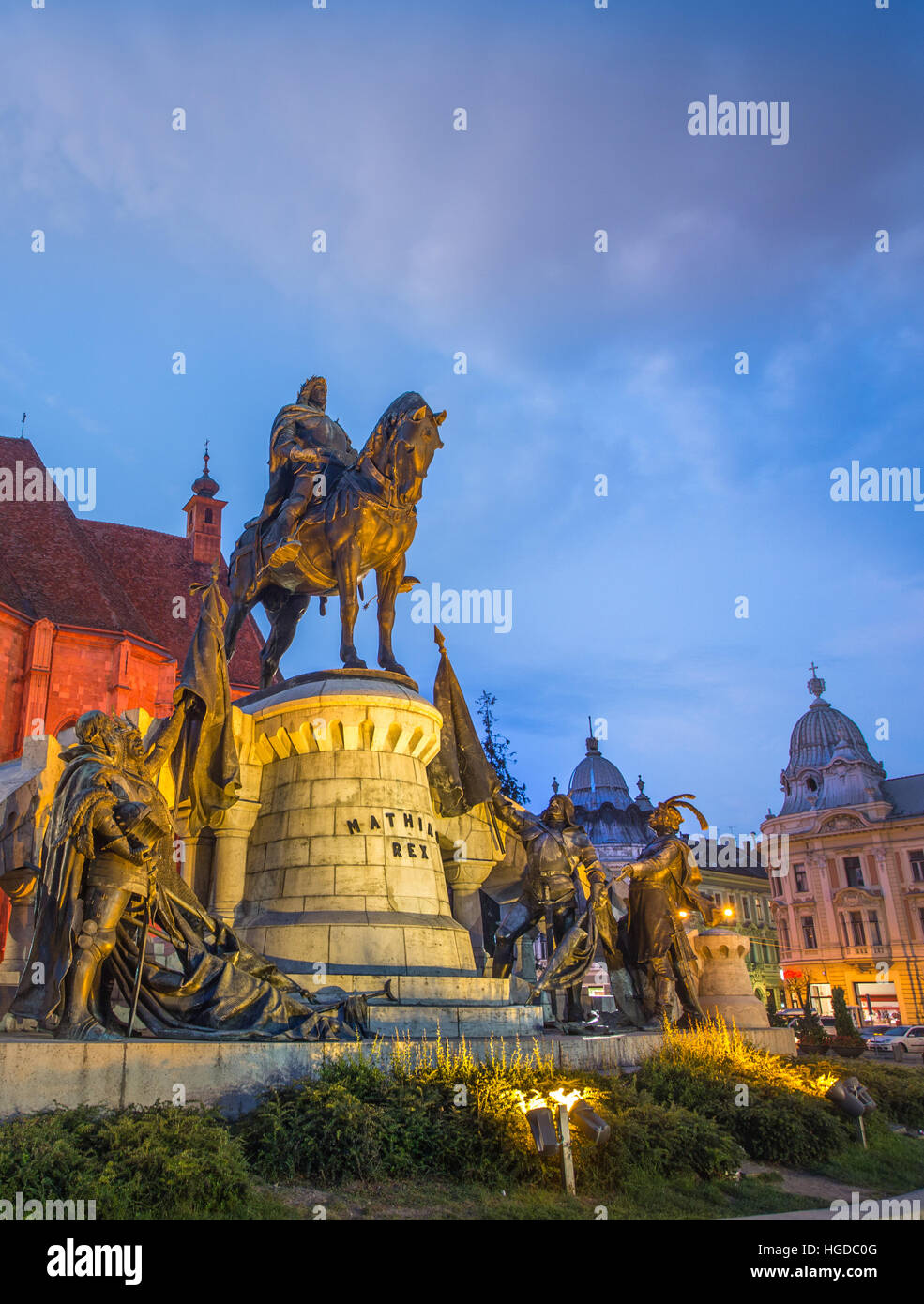 La Romania, Transilvania, Cluj Napoca City, Mathia Rex monumento, Chiesa di San Michele, Piazza Unirii Foto Stock