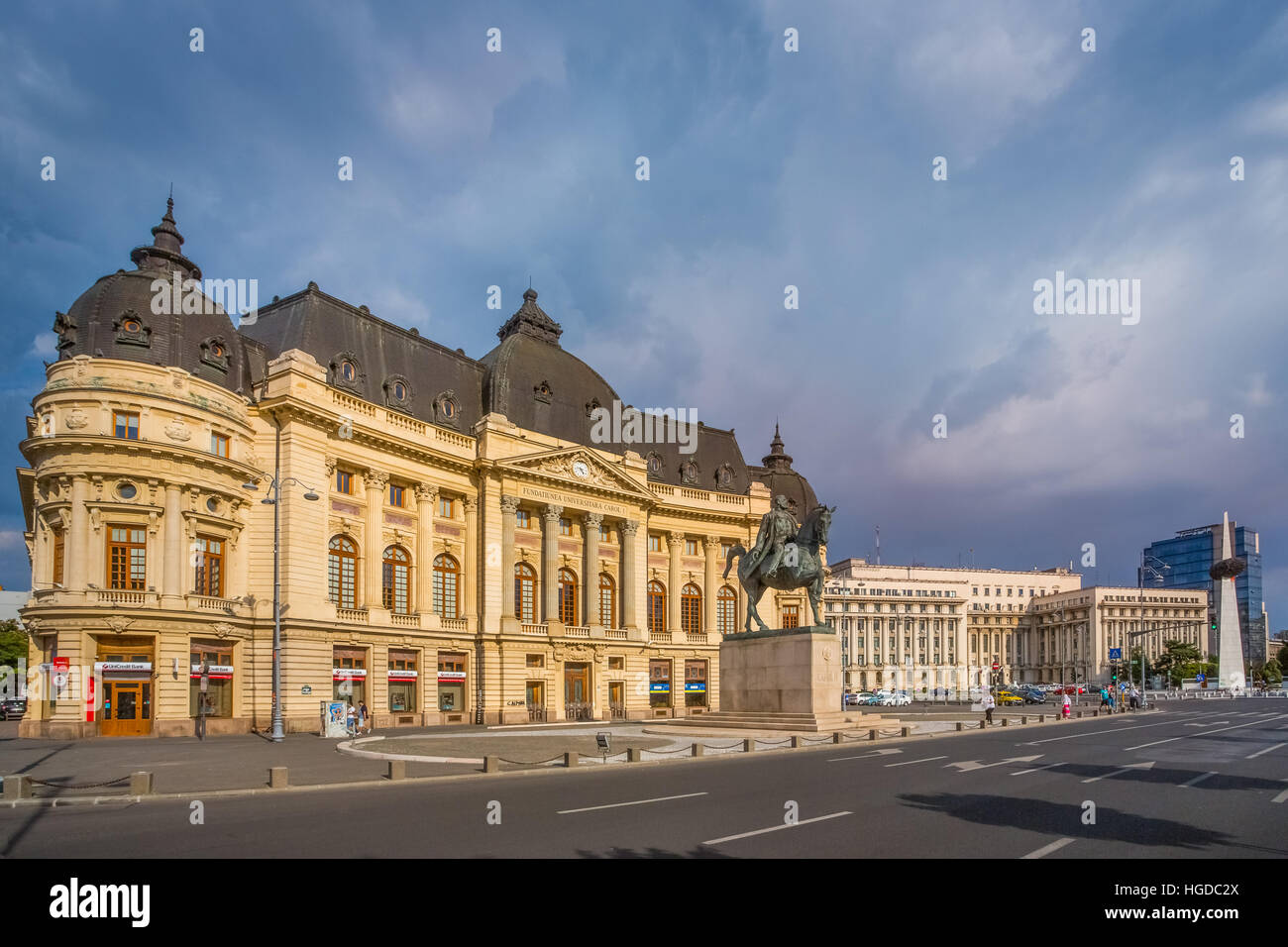 La Romania, Bucarest City, Piazza della Rivoluzione, Carol I statua Università Bibliotheca edificio Foto Stock