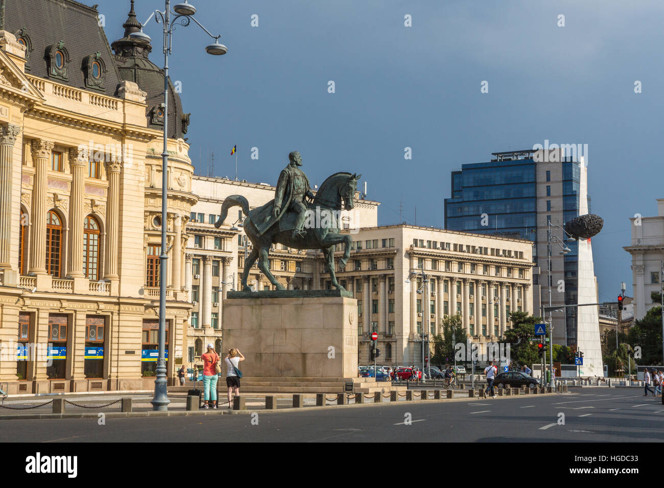 La Romania, Bucarest City, Piazza della Rivoluzione, Carol I statua Università Bibliotheca edificio Foto Stock