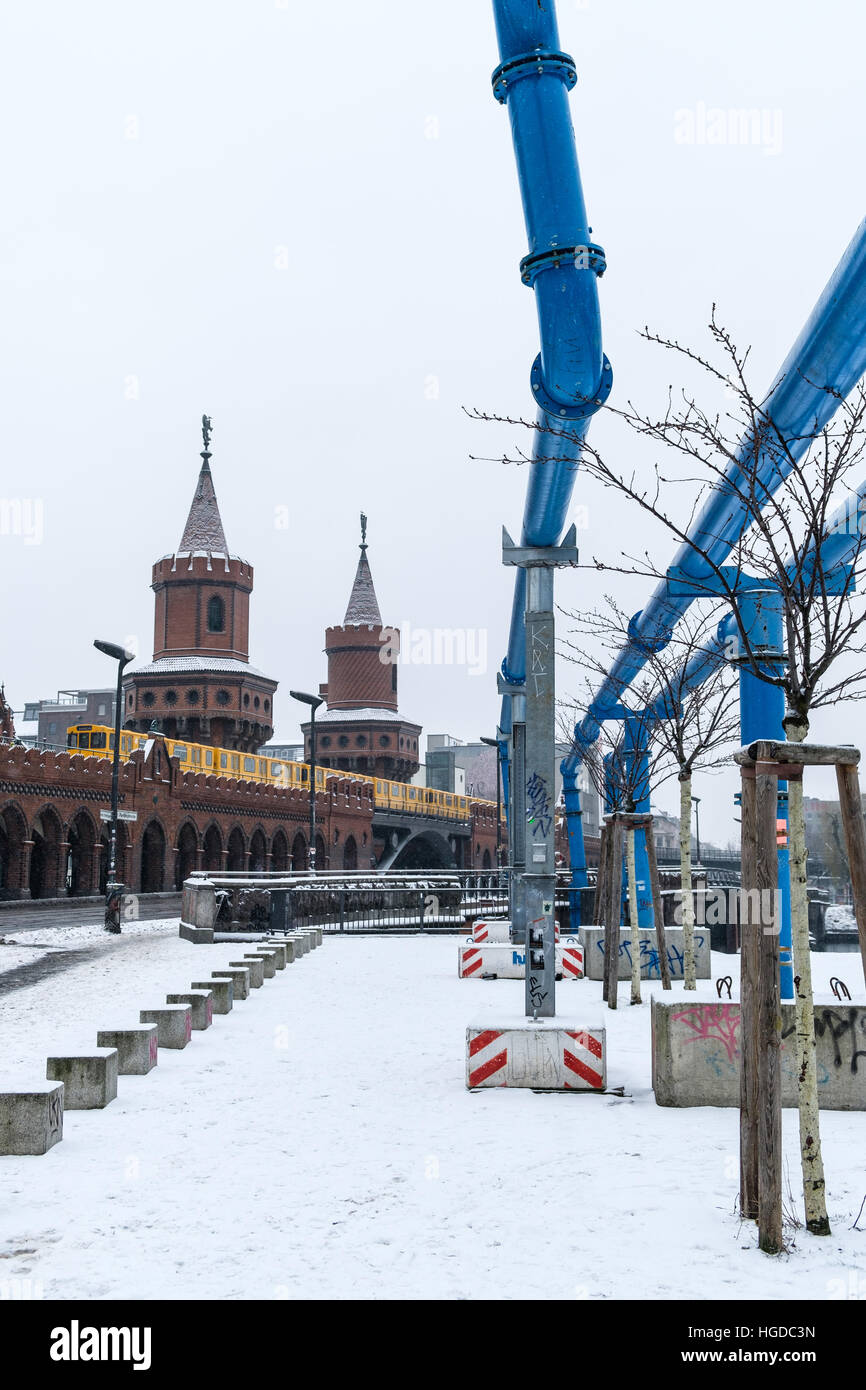 Treno sul ponte Oberbaum (Oberbaumbrücke) a Berlino durante il periodo invernale Foto Stock