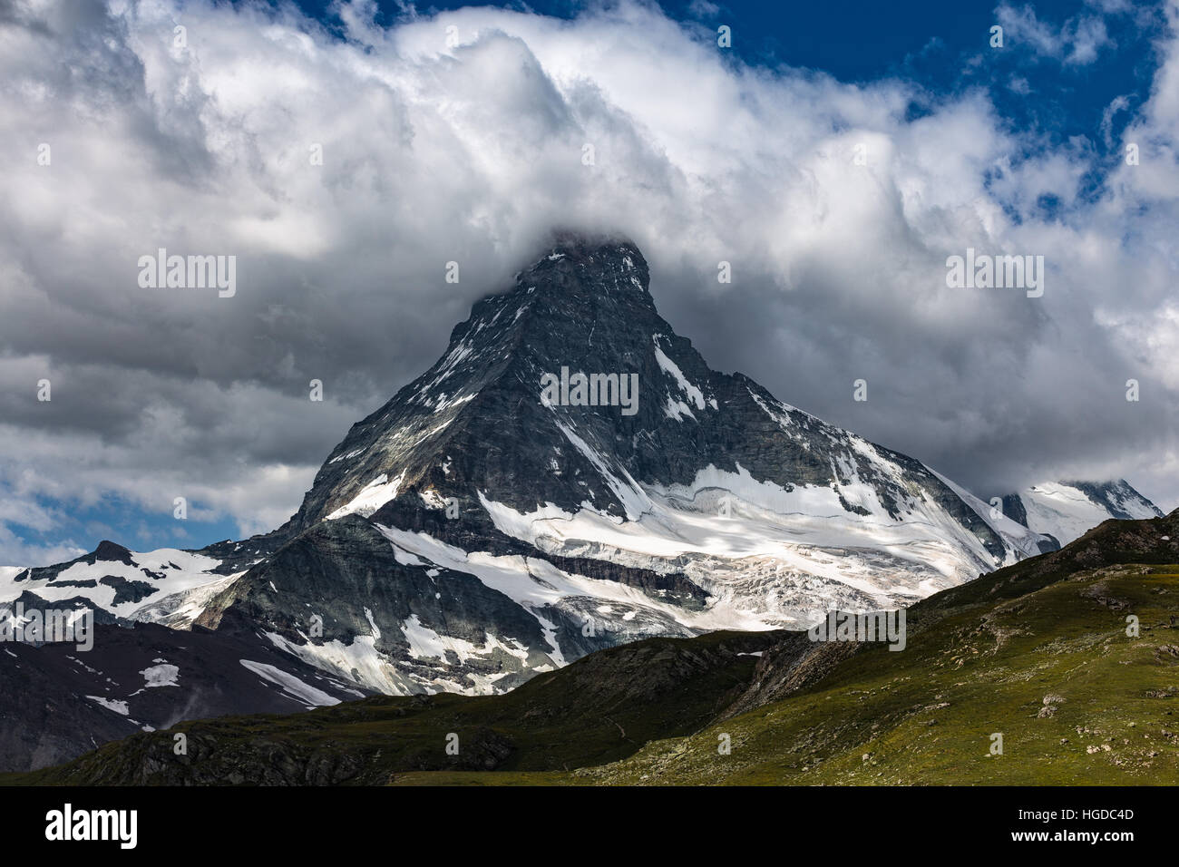 Lato nord-est del Monte Cervino (Cervino) montagna, ghiacciaio. Nuvole e sole. Alpi svizzere. Zermatt. La Svizzera. Foto Stock
