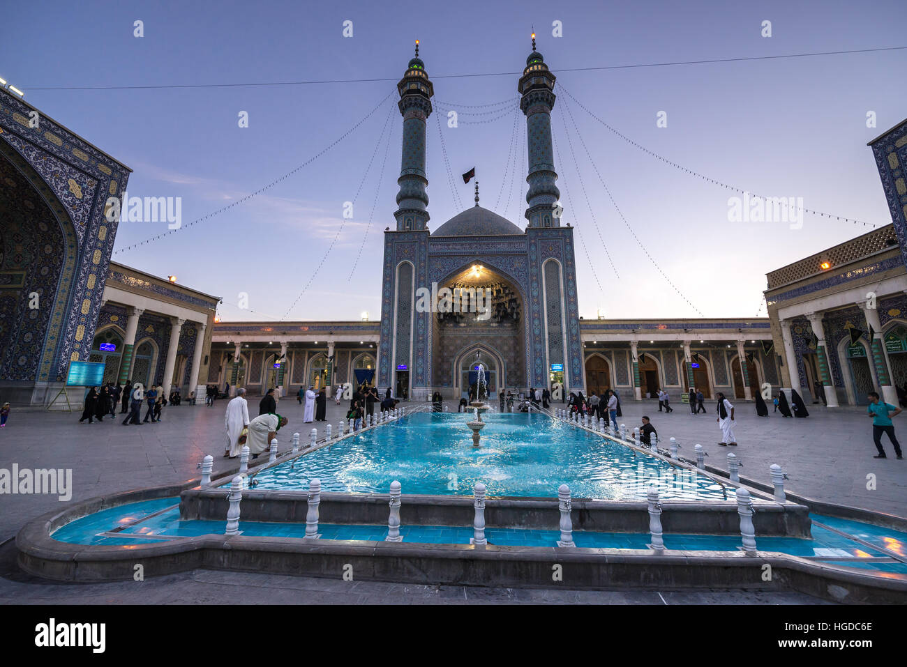 Wudu piscina chiamata howz sul cortile di Fatima Masumeh Santuario, Shiah Islam luogo santo in Qom, la capitale della provincia di Qom, Iran Foto Stock