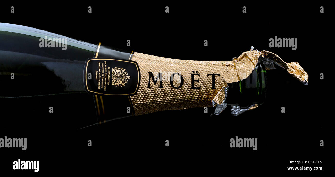 Aprire una bottiglia di Moet and Chandon Brut Imperial champagne su sfondo nero Foto Stock