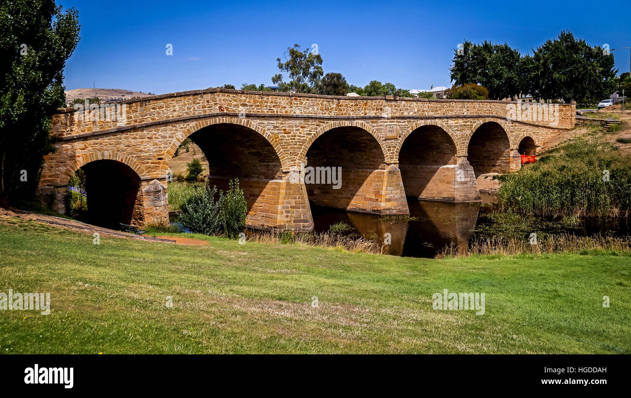 L'iconico Richmond Bridge sulla luminosa giornata di sole. La Tasmania, Australia Foto Stock