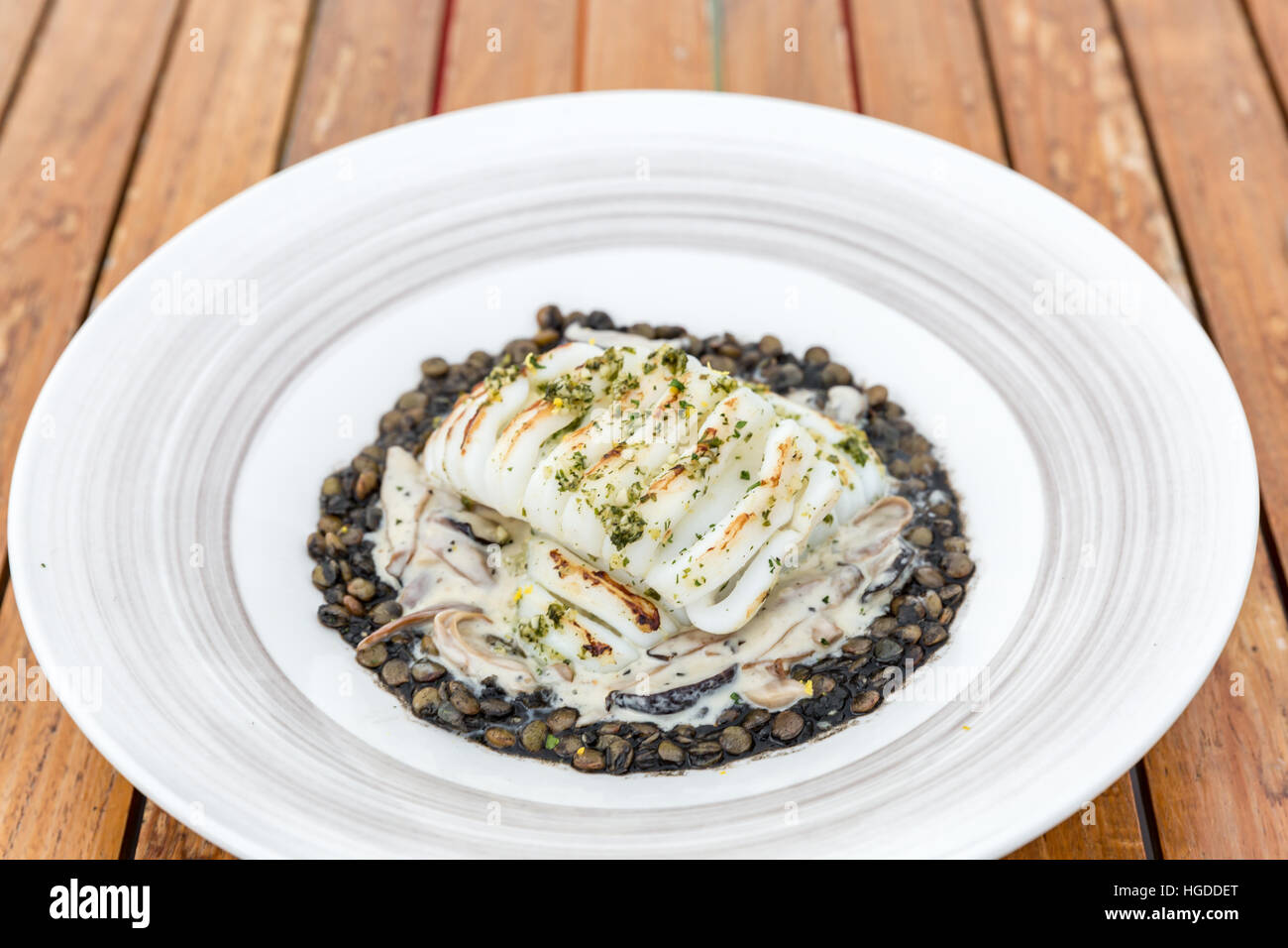 Calamari alla griglia con lenticchie dado mediterranea cucina alimentare Foto Stock
