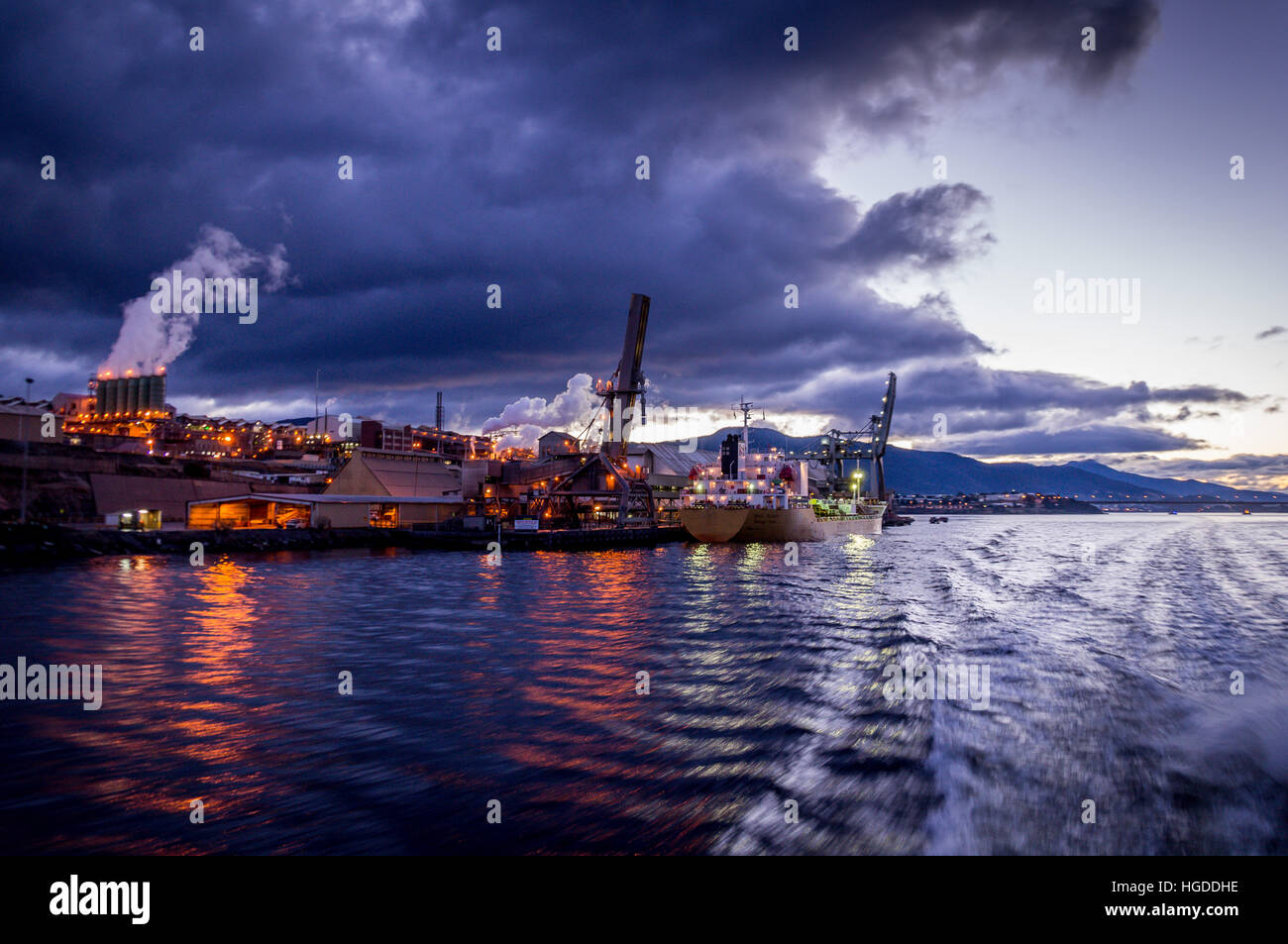 La fabbrica con il porto di Fiume all'alba Foto Stock
