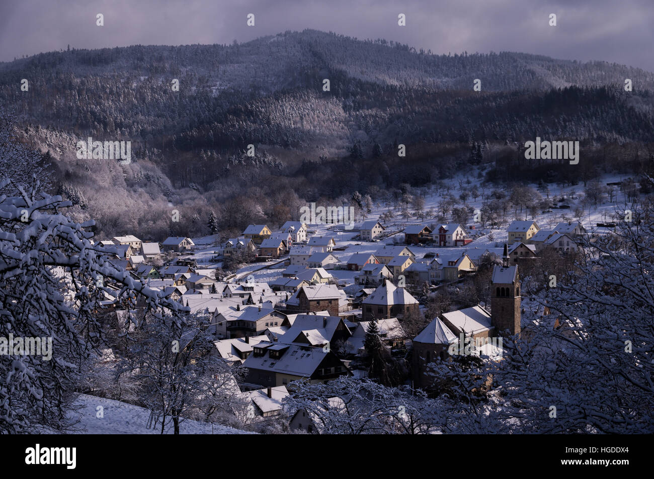 Inverno in un piccolo villaggio nella Foresta Nera, Germania Foto Stock