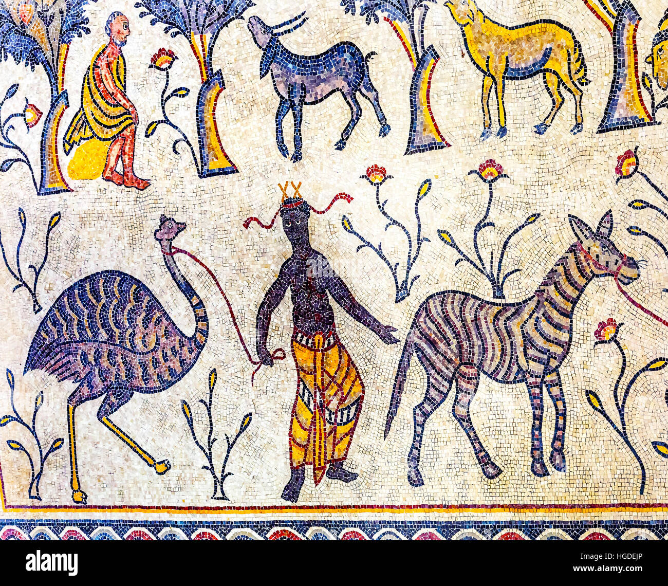 Antica vi secolo persone mosaico animale della chiesa Memoriale di Mosè sul Monte Nebo in Giordania. Il Monte Nebo dove Mosè vide la Terra Santa e fu sepolto. Foto Stock