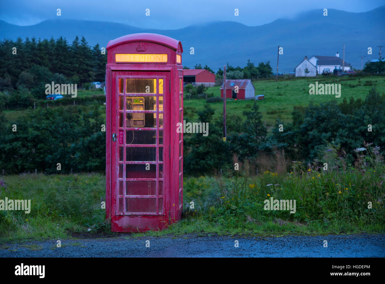 La Scozia, Ebridi arcipelago, isola di Skye, vecchia cabina telefonica Foto Stock