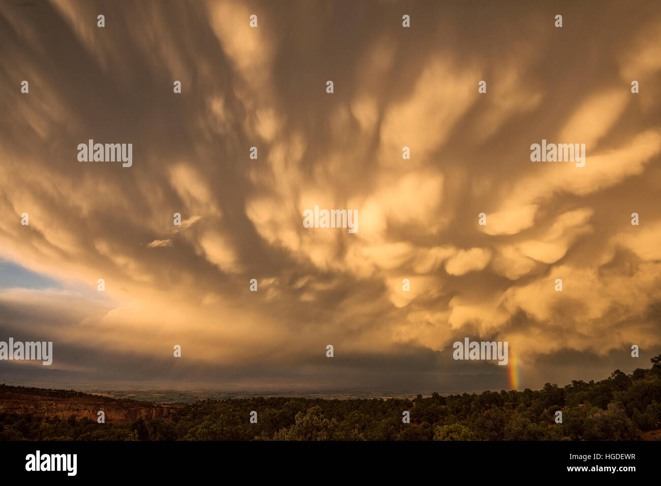 Colorado, Mesa County, Colorado National Monument, tempesta nuvole sopra Fruita e la valle di Colorado Foto Stock
