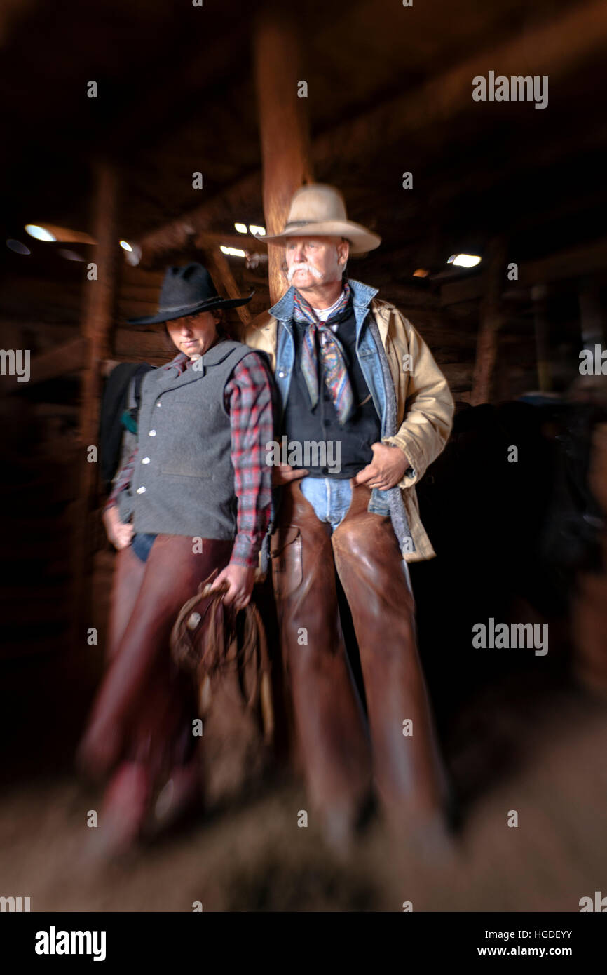 LB00145-00...WYOMING - Mike Buckich e Jaira McKeown nel granaio di Willow Creek Ranch. Signor3 B18 - M19 Foto Stock