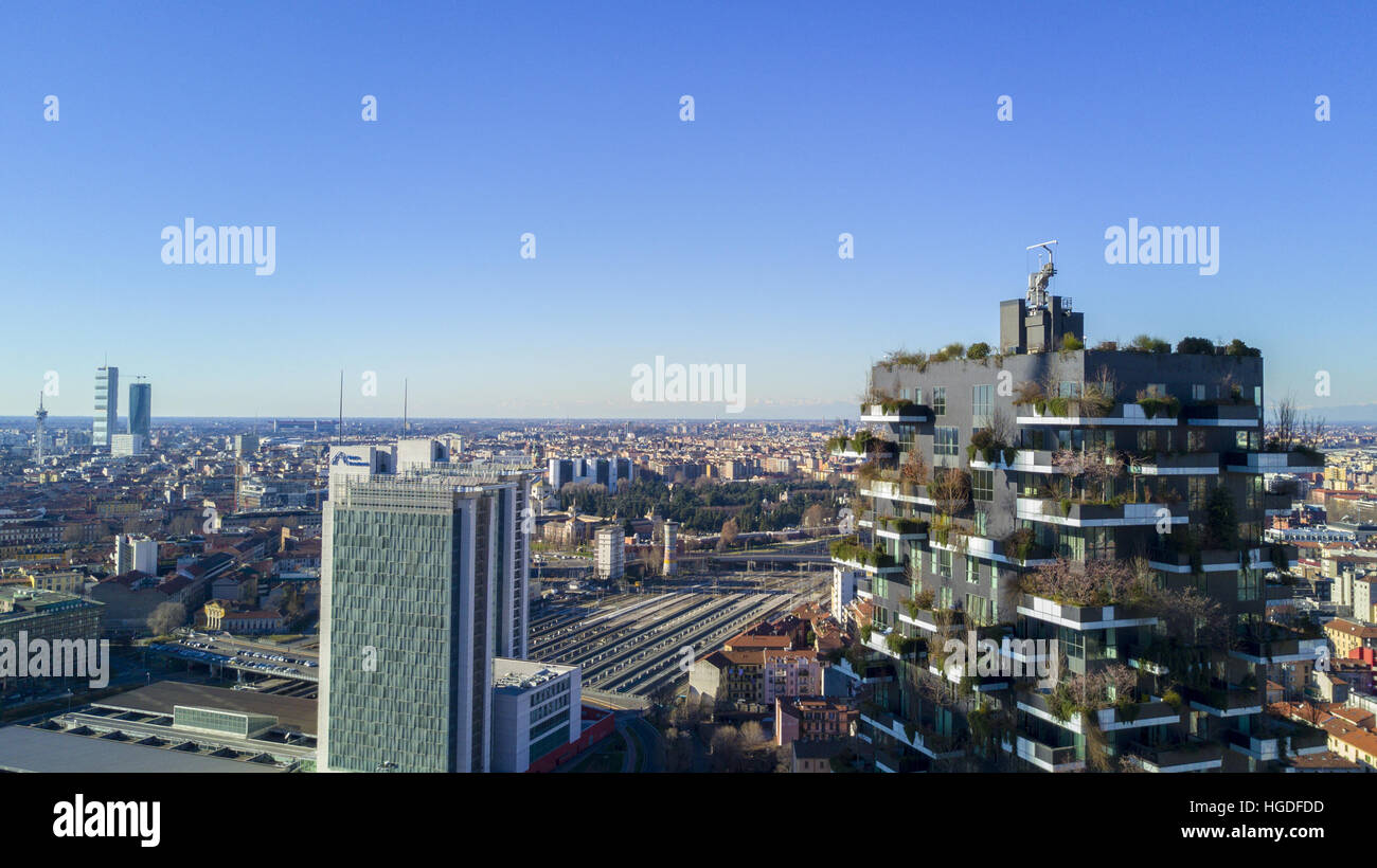 Vista aerea della Foresta verticale, di Milano, dell'Italia e della stazione Garibaldi. Bosco verticale Foto Stock