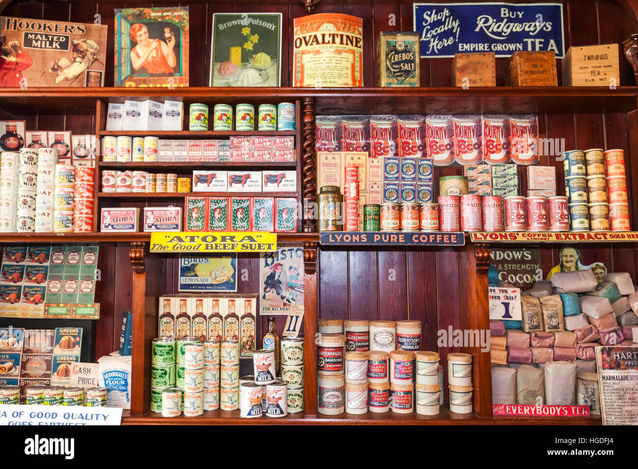 Il Galles, Cardiff, St Fagan's, Museum of Welsh Life, Gwalia magazzino di alimentazione, display interni della storica e Vintage cibo e prodotti per la casa Foto Stock
