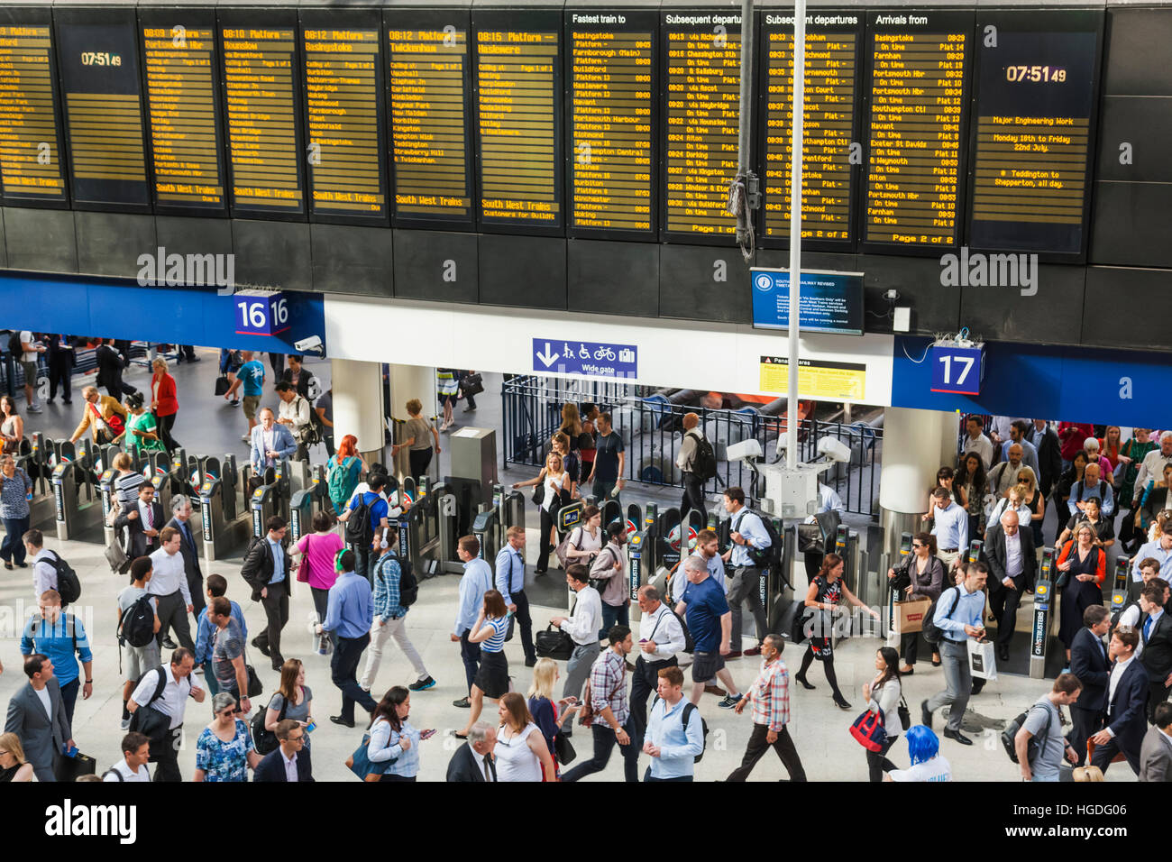 Inghilterra, Londra, la stazione di Waterloo, pendolari Foto Stock
