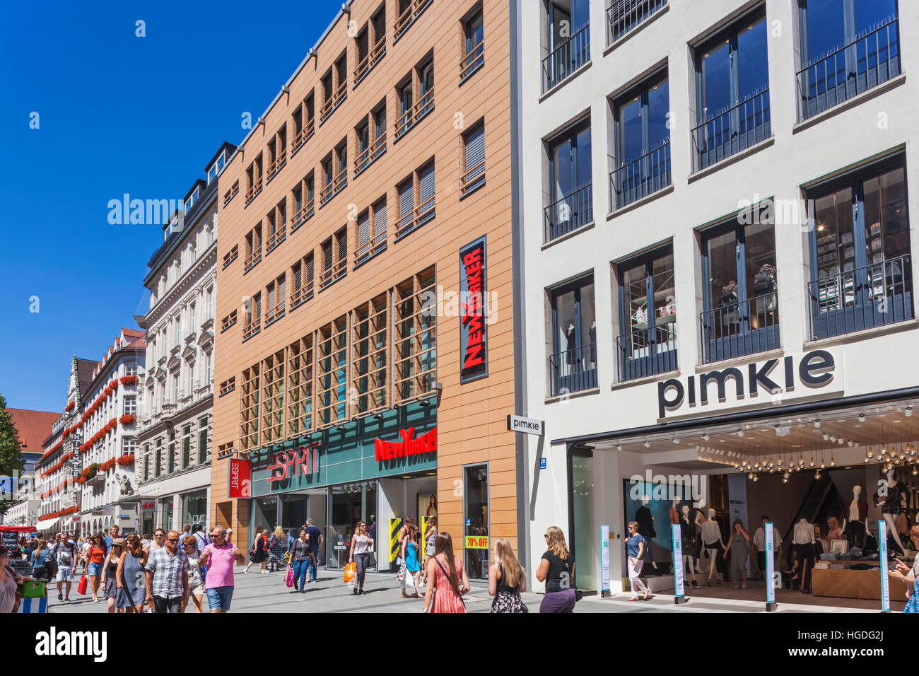 In Germania, in Baviera, Monaco di Baviera, Kaufingerstrasse Shopping Street Foto Stock