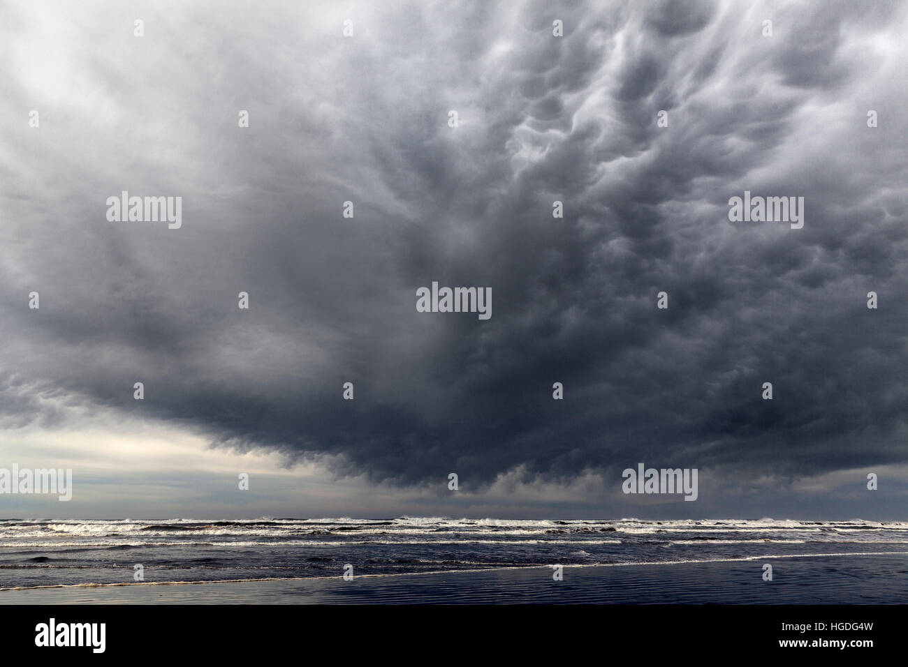 WA11968-00...WASHINGTON - nuvole temporalesche su Kalaloch Beach nel Parco Nazionale di Olympic. Foto Stock