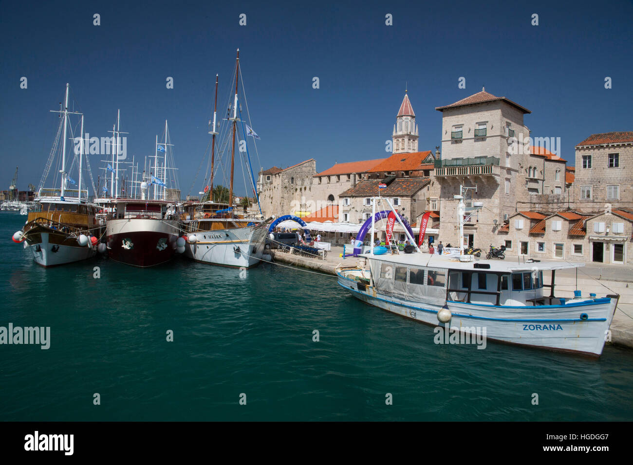 Città Vecchia e il porto di Trogir Foto Stock