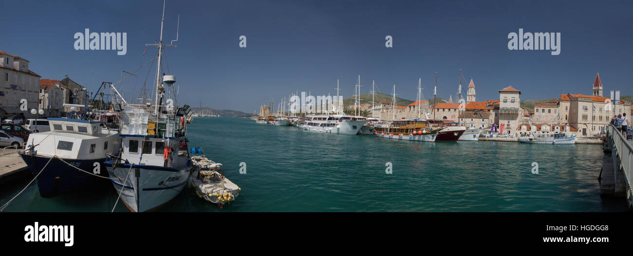 Città Vecchia e il porto di Trogir Foto Stock
