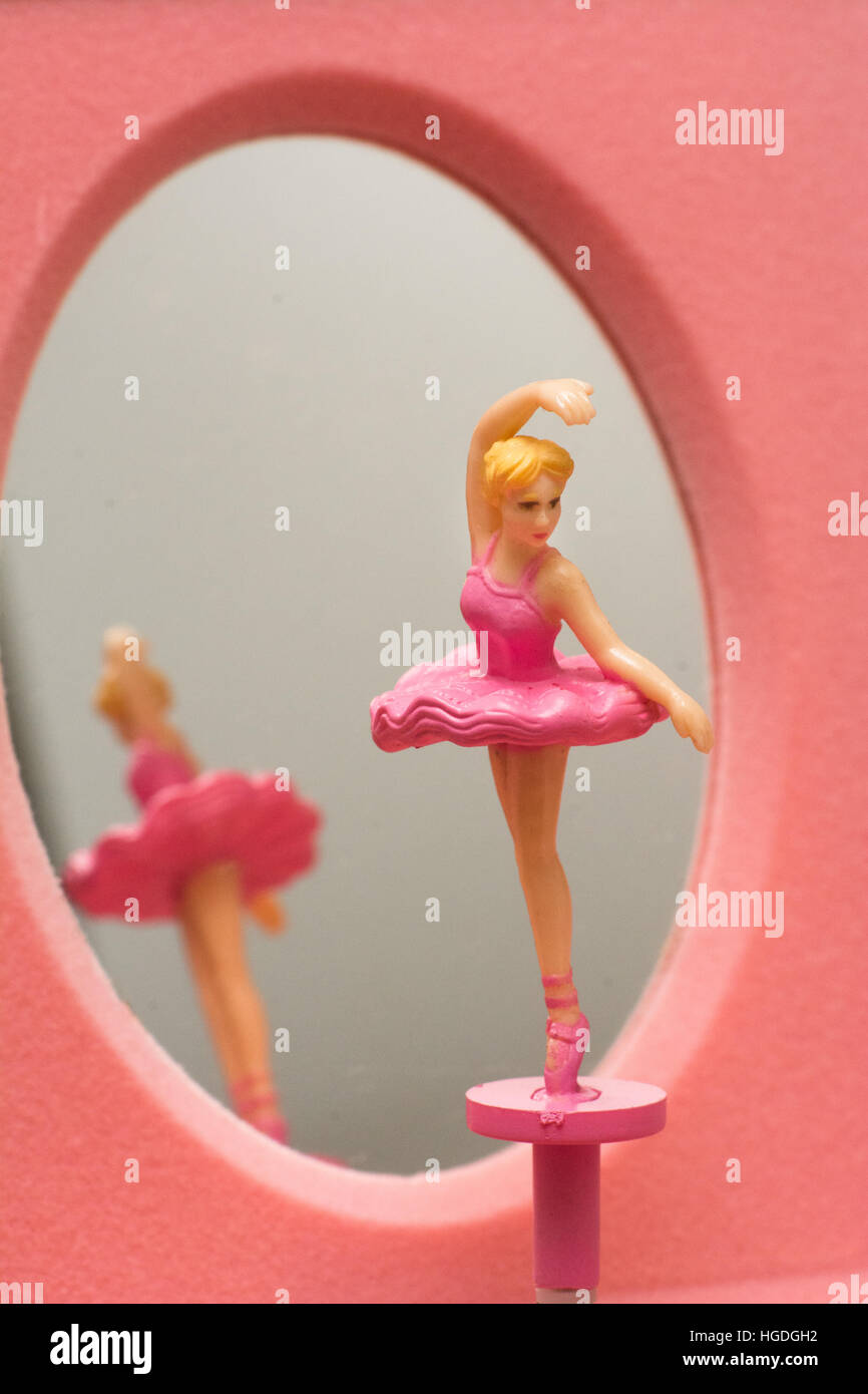 Una ballerina in un rosa tutu danze davanti un specchio ovale all'interno  di un musical box di gioielli Foto stock - Alamy