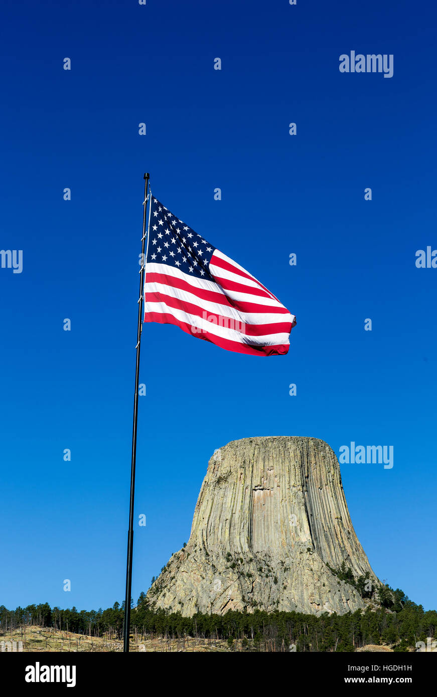 WY02280-00...WYOMING - bandiera americana e Devils Tower, vista fron the Devils Tower Post Office. Foto Stock