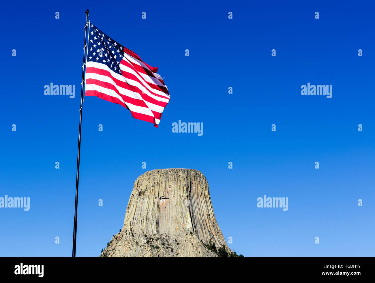 WY02281-00...WYOMING - bandiera americana e Devils Tower, visto dal Devils Tower Post Office. Foto Stock