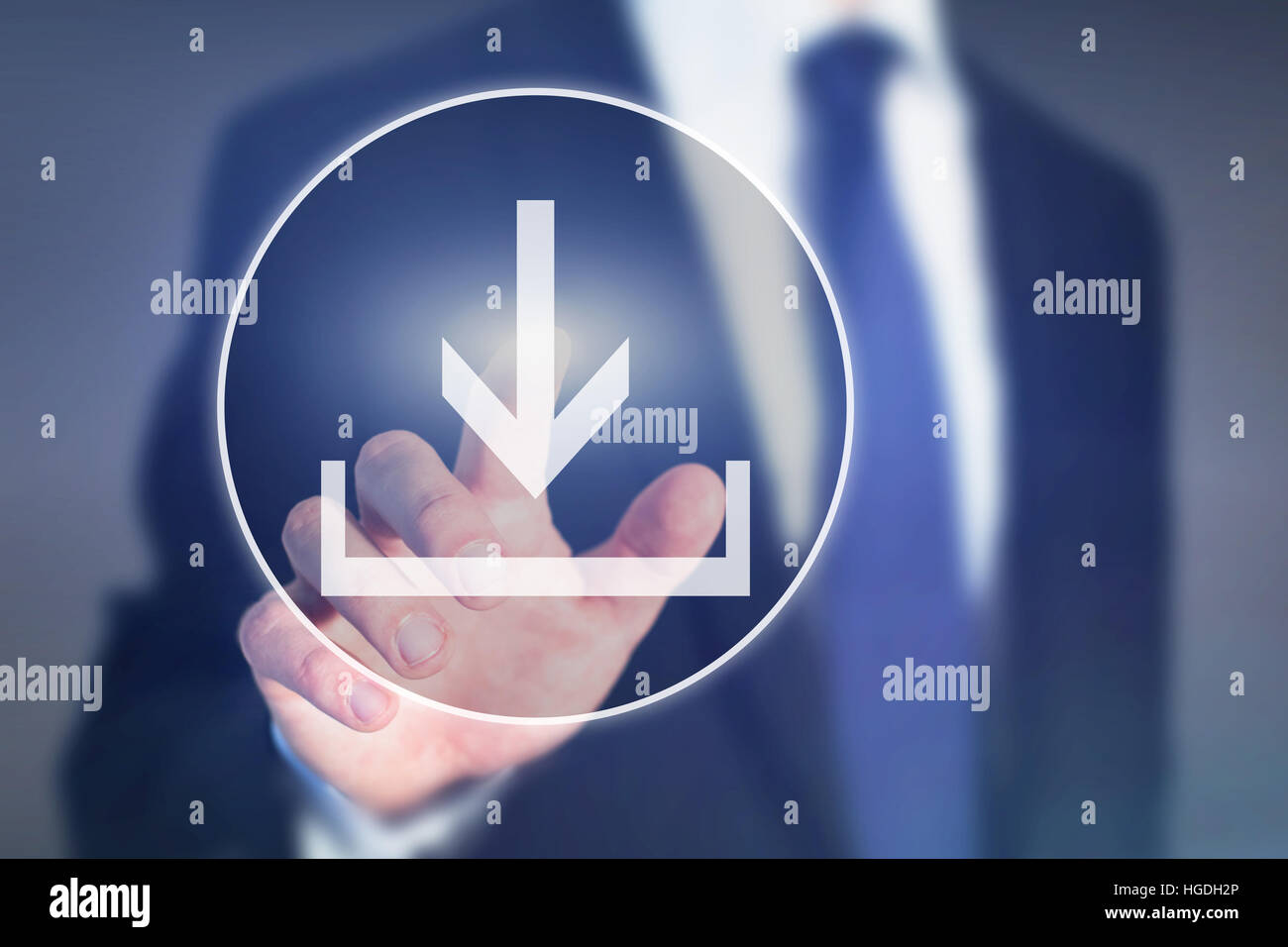 Il pulsante di download sul touch screen, concetto di carico, il trasferimento dei dati Foto Stock