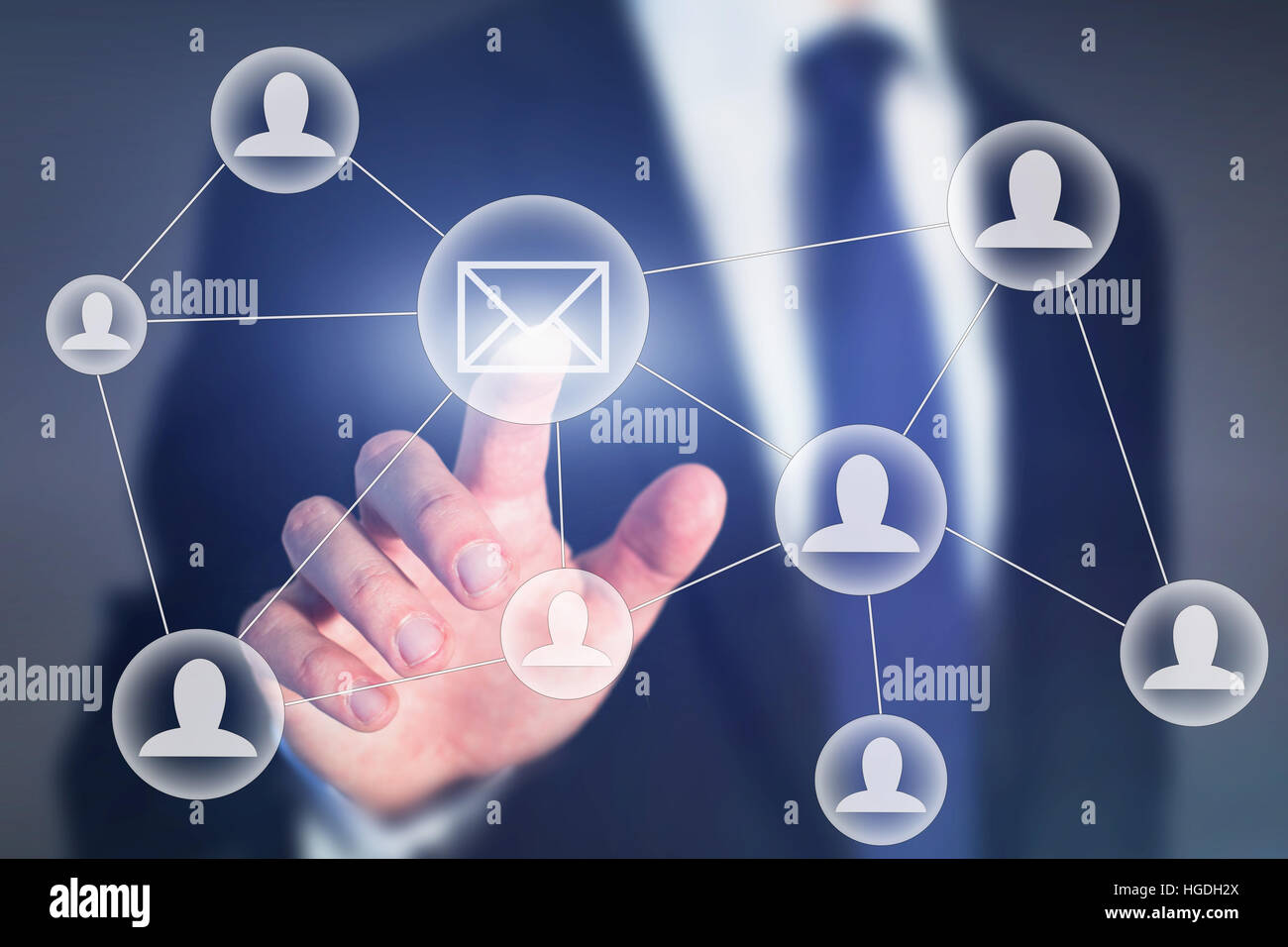 Email marketing business o concetto di comunicazione sul touch screen Foto Stock