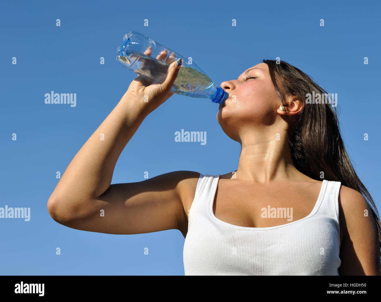 Atletica Giovane donna beve acqua fredda Foto Stock
