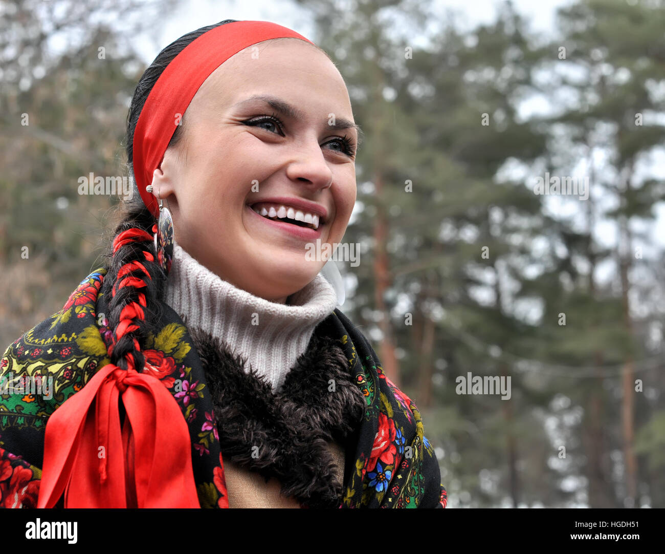 Outdoor Ritratto di giovane donna ucraina in tradizionali ucraine vestiti in giornata invernale Foto Stock