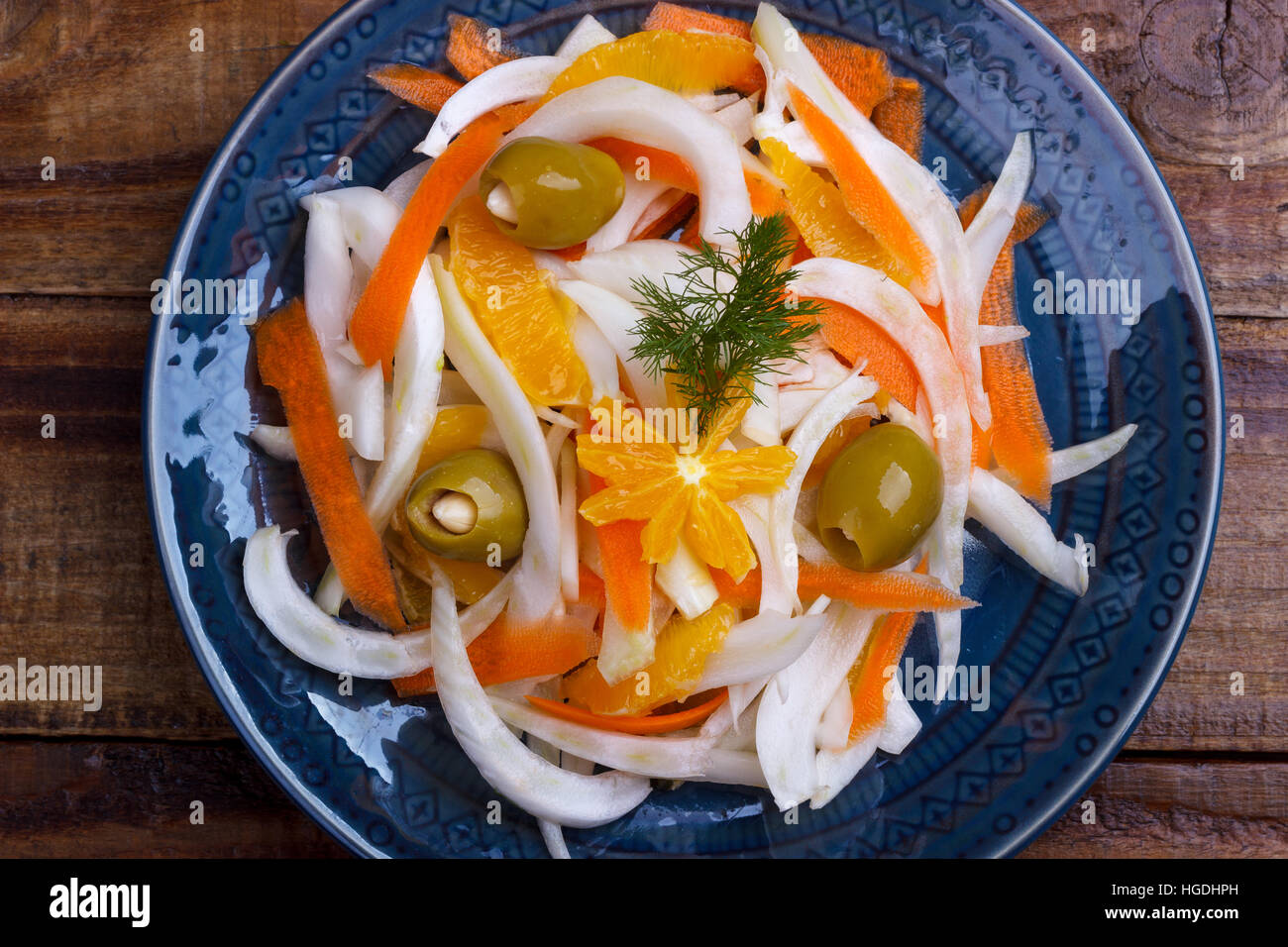 Insalata di finocchio con Orange, carote e Olive ripiene con mandorle. Primo piano Foto Stock