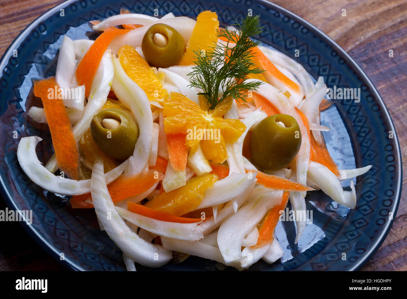 Insalata di finocchio con Orange, carote e Olive ripiene con mandorle. Primo piano Foto Stock