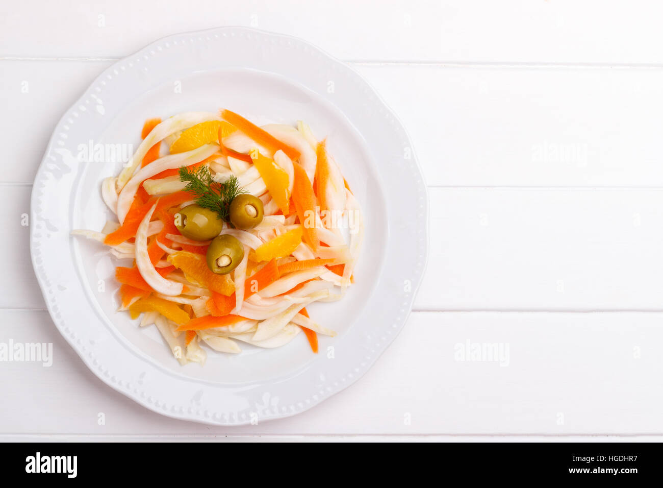 Insalata di finocchio con Orange, carote e Olive ripiene con mandorle. Primo piano Foto Stock