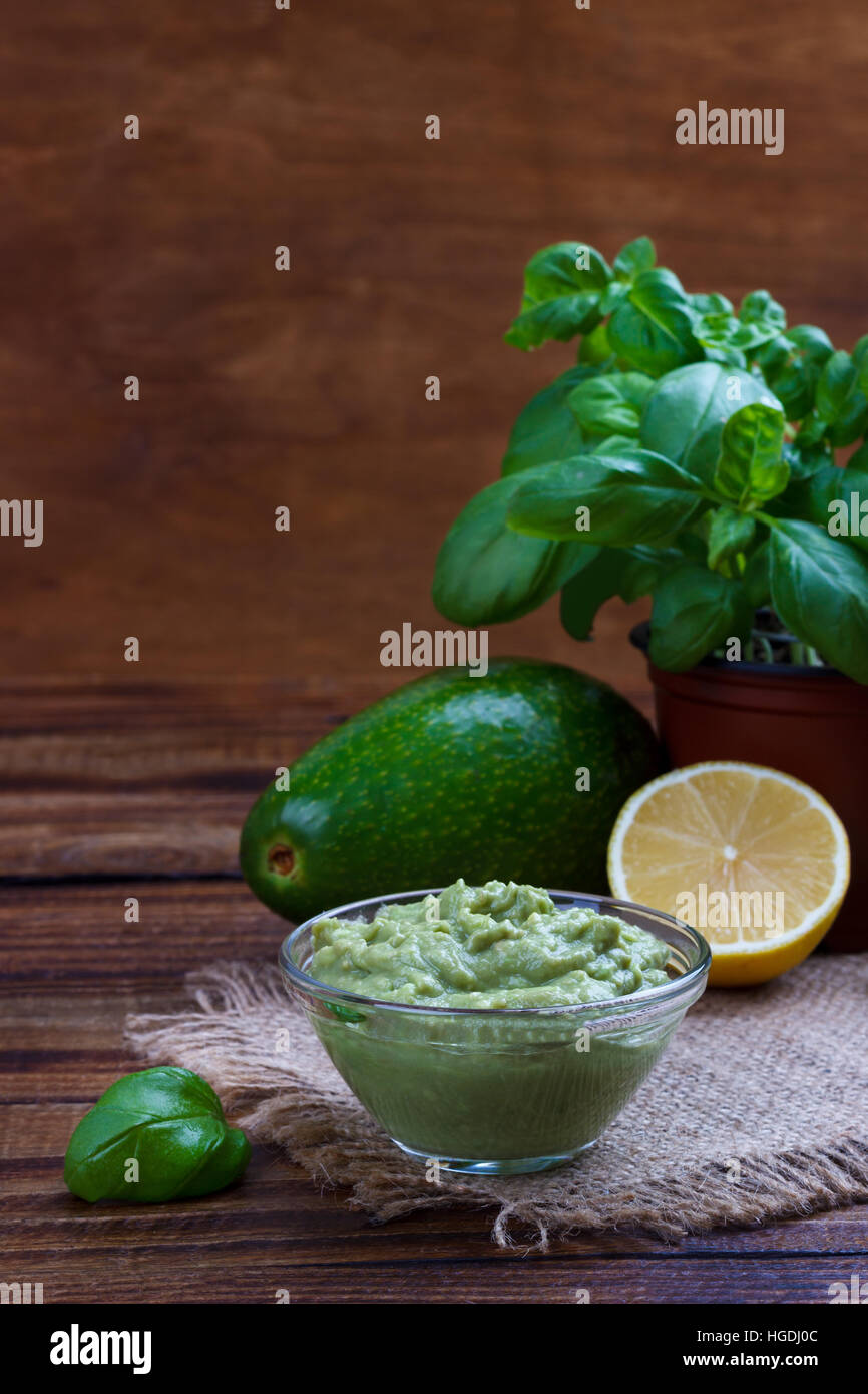 Avocado salsa guacamole con ingredienti tradizionali dip messicano e ingredienti Foto Stock