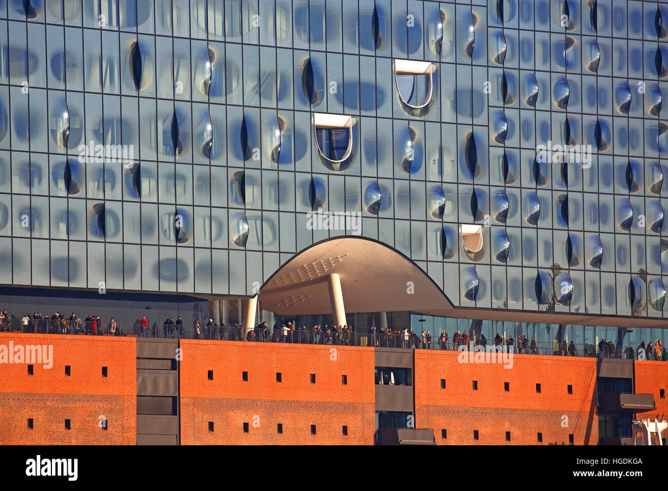 Elbphilharmonie, Elbe Philharmonic Hall con i visitatori sul ponte di osservazione, HafenCity, porto di Amburgo, Amburgo, Germania Foto Stock