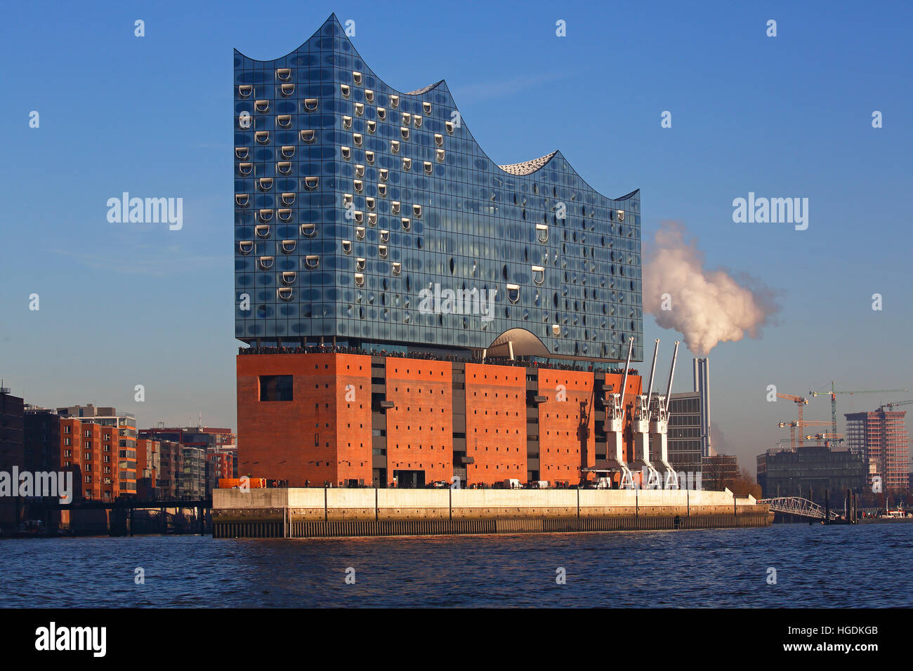 Elbphilharmonie, Elbe Philharmonic Hall con i visitatori sul ponte di osservazione, HafenCity, porto di Amburgo, Amburgo, Germania Foto Stock